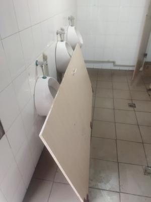 Замість того, щоб прибирати довкілля , місцеві вандали продовжують збиткувати ся над спорудами у міському парку
