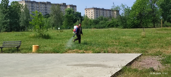 У м.Мала Виска Маловисківської громади обробляли берегову зону  річки Вись та міський парк від кліщів